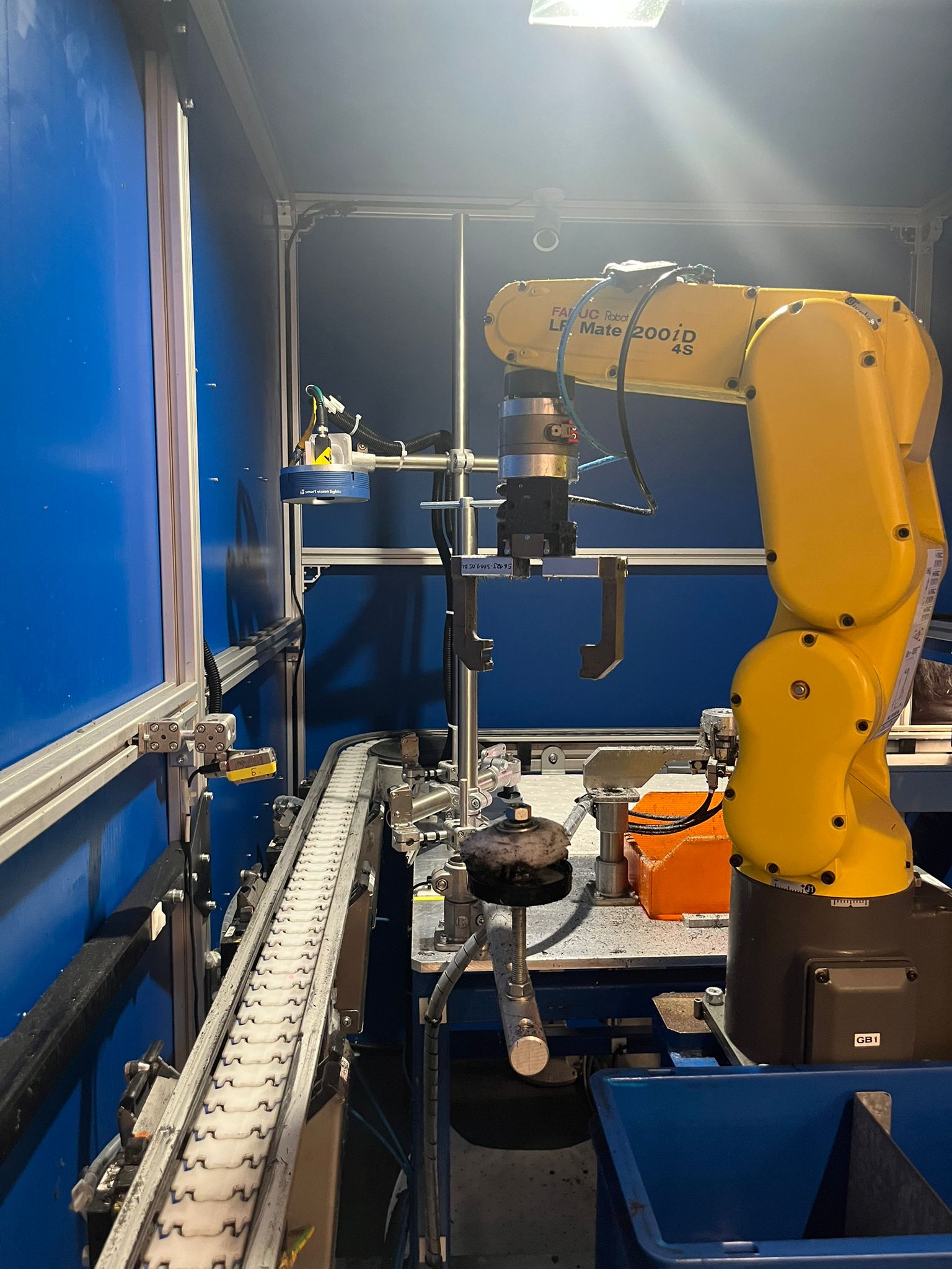 Automatisierter Roboterarm in der Fertigung bei WIN Automotiv-Industrie