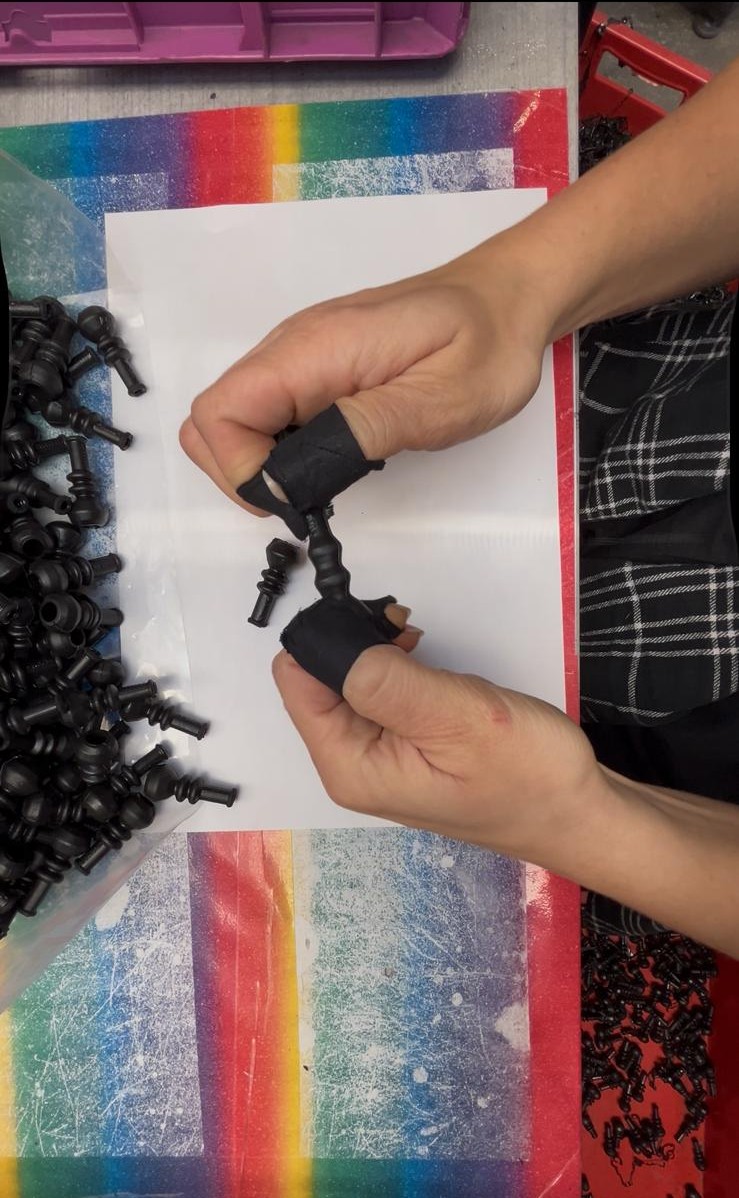 Manuelle Endkontrolle eines Gummibauteils